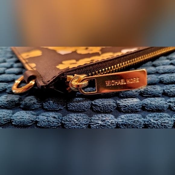 NWOT- Michael Kors Flower Wristlet Wallet - Picture 4 of 7